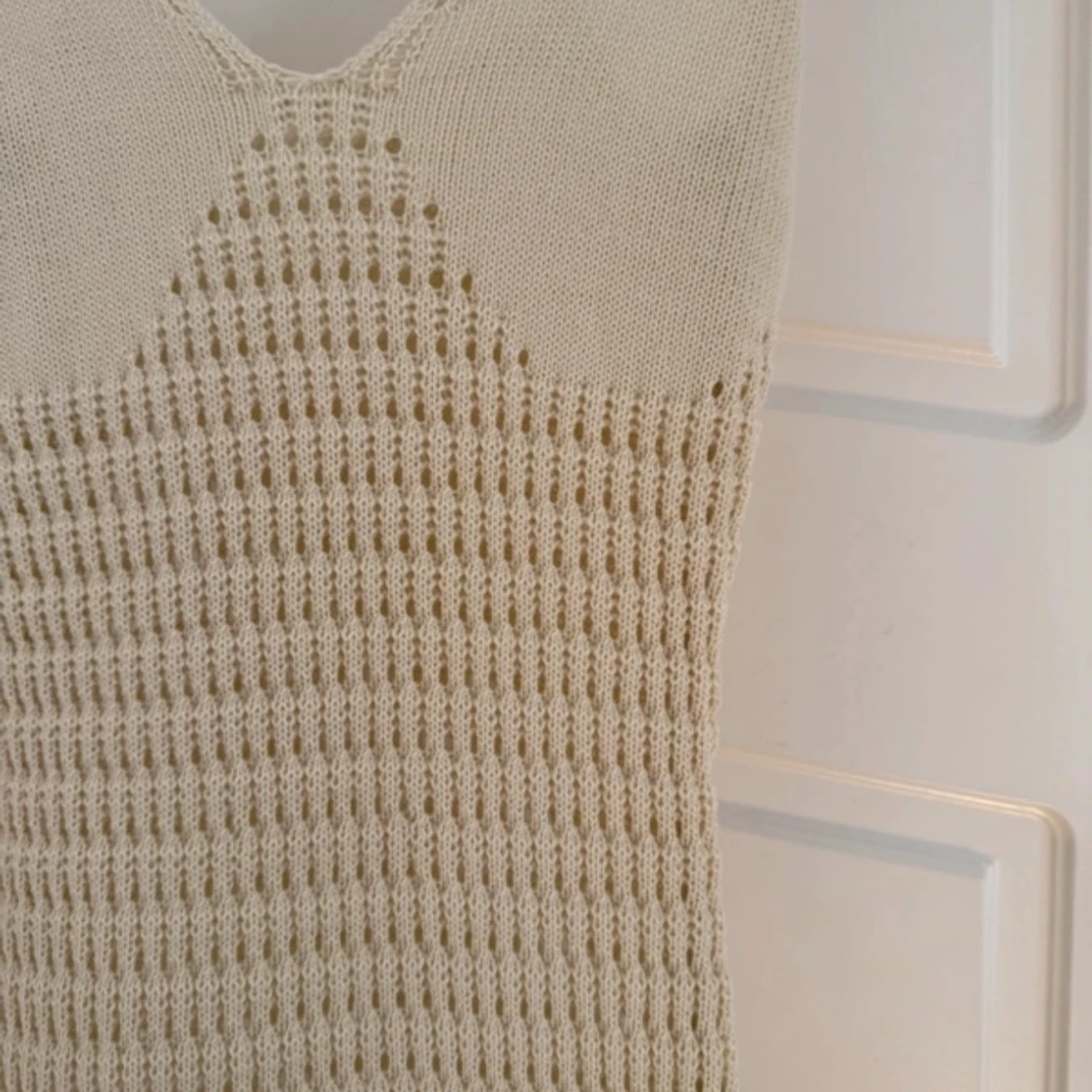 Beige/vit virkad klänning med volangdetalj - 2