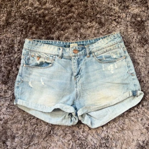 Jeansshorts  - Säljer dessa jeansshorts från pull&bear, perfekta till sommarn!!🌸 