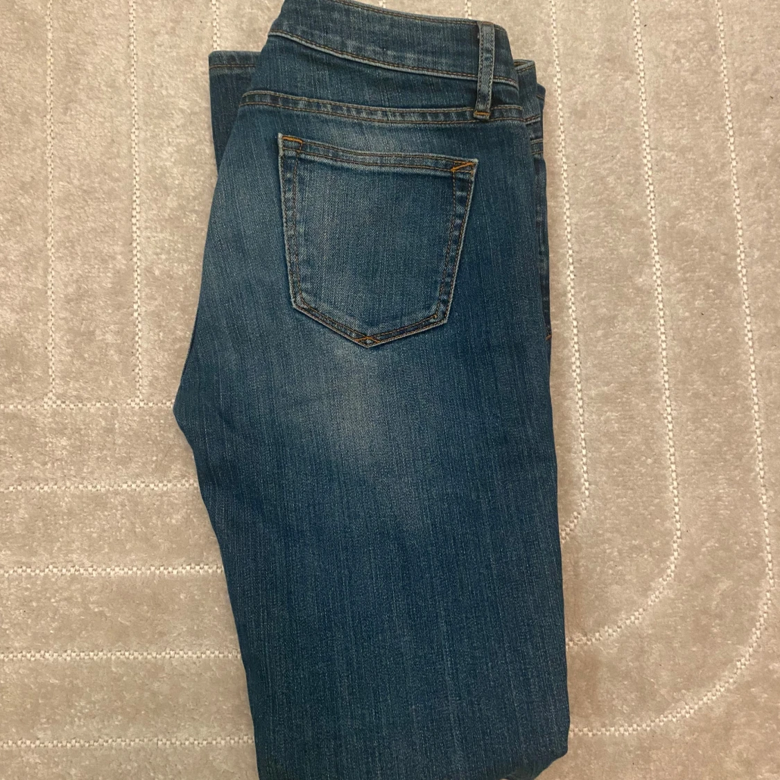 Blå jeans med slitningar - 1