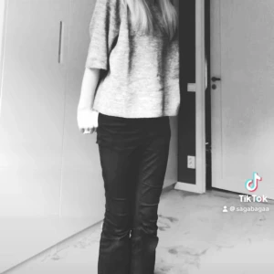 Stickad trekvarts tröja - En snygg tröja som tyvärr inte kommer till användning längre🙌🏼 skriv om ni vill ha fler bilder! Pris kan diskuteras💕