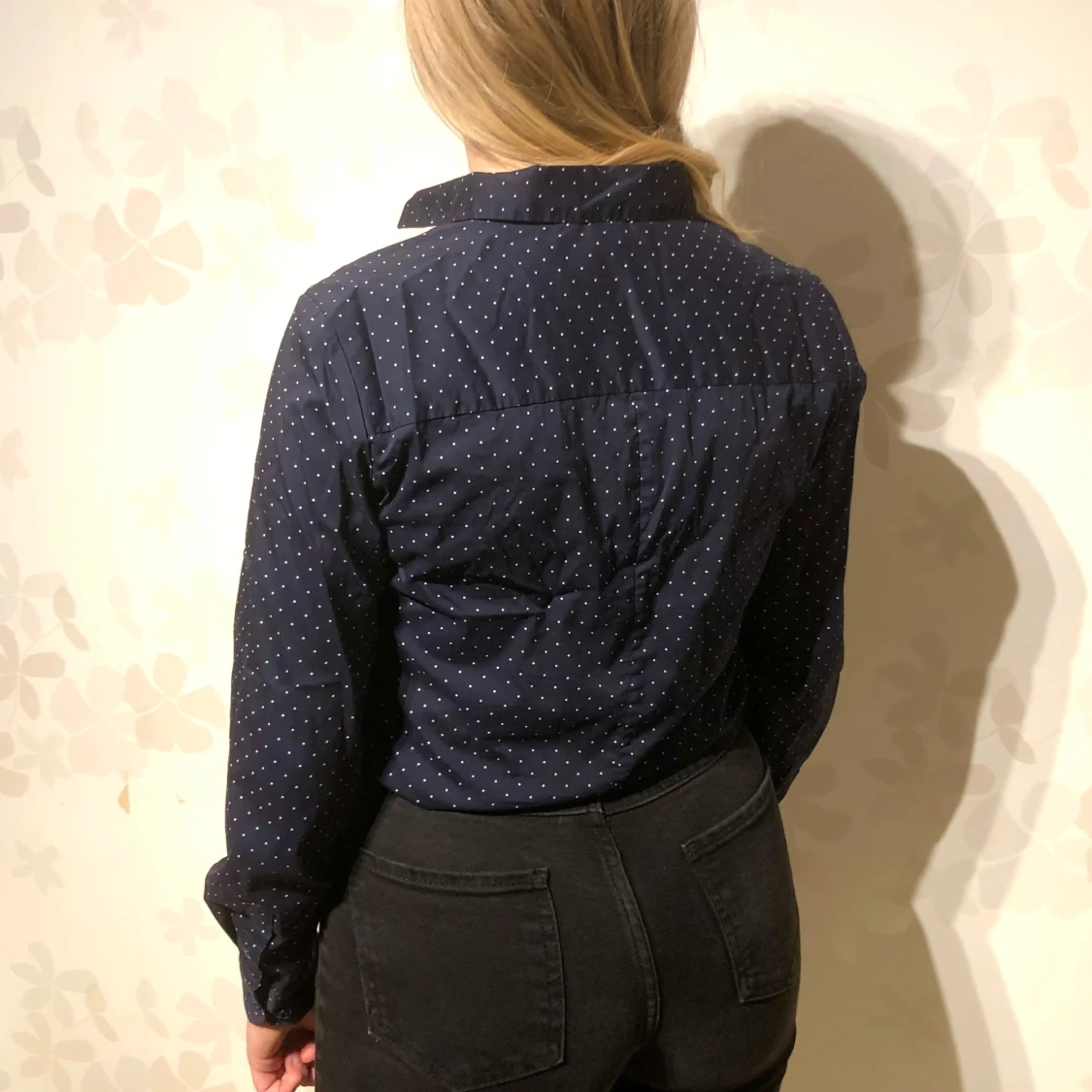 Mörkblå prickig skjorta - 1