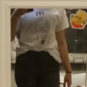 Vit t-shirt med kvitto-tryck från SOL'S Och autograf av klara hammarström! - Säljer en unik vit t-shirt från SOL'S med ett tryck av ett McDonald's-kvitto på framsidan. T-shirten har korta ärmar och en rund halsringning. Perfekt för dig som vill ha något annorlunda i garderoben! 💥 Och autograf av Klara Hammarström!😍