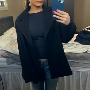 Svart kappa - Snygg svart kappa i strl 36. Aldrig använd, säljes pga att jag redan har en liknande.
