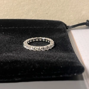 ”Diamant” Ring - Gjord i s925 silver täckt med otroliga moissanite stenar. Stenarna visar positivt för diamant vid diamant test samt glimmrar fantastiskt!