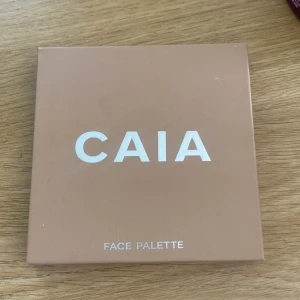 Face Palette från CAIA - Säljer en Face Palette från CAIA med fyra nyanser: contour, blush, bronzer och highlighter. Perfekt för att skapa en naturlig look med en touch av färg och lyster. Paletten är i en stilren förpackning och passar för ljus till medium hudton. Endast testad