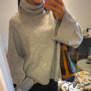 Grå stickad polotröja - Mysig grå stickad polotröja från Bikbok. Storlek M. Fint skick.💓