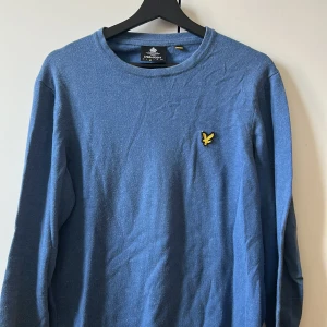 Blå tröja från Lyle & Scott - Säljer en blå tröja från Lyle & Scott i storlek M