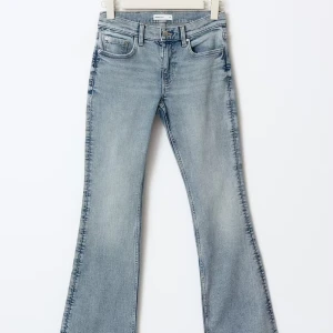 Ljusblå low waist bootcut jeans från ginatricot, storlek , PRIS KAN DISKUTERAS 32 - Snygga ljusblå bootcut jeans med klassisk femficksdesign. Perfekta för en avslappnad stil. De har en dragkedja och knapp framtill.