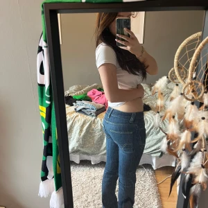 Levis 511 jeans - Säljer ett par klassiska Levis 511 jeans i mörkblå denim. De har en slim passform och är perfekta för en stilren look. Jeansen har fem fickor och en knappgylf. Low waist