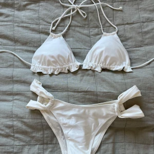 Vit bikini - Vit bikini, prislappar kvar aldrig använt, både över & underdel storlek 38/M. 