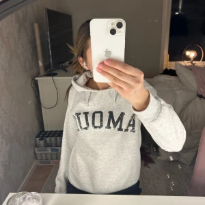 Grå hoodie från Gina Tricot - Säljer en grå hoodie från Gina Tricot med texten 'AMOUR' i svart på framsidan och en stjärna på baksidan. Tröjan har en huva och långa ärmar. Perfekt för en avslappnad stil. Jag som i normala fall har xs/s passar den perfekt💕 skriv om ni har några frågor. 