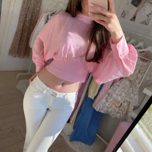 Oanvänd blus zara - Helt oanvänd blus med prislappen kvar. Köpt för två år sen men kommer inte till användning💘