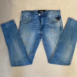 Replay Anbass - Säljer ett par blå Replay Anbass jeans med en riktig fet wash. Jeansen är slim fit då de är anbass. Midjemått W28 och längd L32. Tveka inte på att höra av er vid frågor och funderingar.