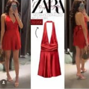 Röd omlottklänning från Zara - Säljer en röd kort omlottklänning från Zara med djup v-ringning och öppen rygg. Klänningen har knyt i midjan och är ärmlös, perfekt för sommarens alla tillfällen.