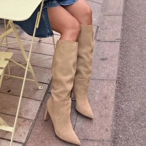 Mocka boots - Säljer dessa jätte fina boots i äkta mocka! Slutsåld på hemsidan, skriv privat för fler bilder💗Köptes för 1500kr
