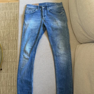 Blå dondup jeans - Säljer nu mina Dondup George Jeans eftersom dom är förkorta i benen. Priset kan diskuteras!