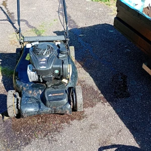 Svart gräsklippare från McCulloch - Säljer en svart gräsklippare från McCulloch med bensinmotor från Briggs & Stratton. Klipparen har fyra hjul, handtag och uppsamlare i svart tyg. Perfekt för att hålla gräsmattan snygg under sommaren. Skickas ej och hämtas i Skene.
