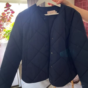 Vår jacka  - Säljer denna superfina vårjackan från Nelly då den inte kommer till användning. 💓 Använd 2 gånger så finns inga tecken på använding. 