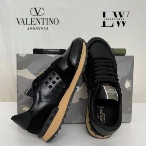 Valentino rockrunners - Svarta rockrunners från Valentino. Oanvända i nyskick 10/10. Fråga gärna efter fler bilder eller info! Priset är inte hugget i sten. Skor, dustbag, snörning och box ingår!