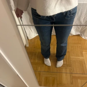 Mörkblå lågmidjade bootcut jeans från LTB - Säljer ett par super fina mörkblå jeans från LTB i storleken W27/L30, dom sitter bra på mig som vanligtvis har storlek S i byxor och är 160 cm lång. Dom är i fint skick och har inte kommit till så mycket användning. Skriv för fler bilder eller frågor!!