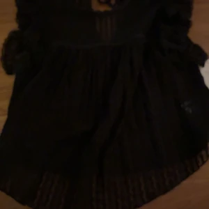 blus - säljer en jätte fin blus fårn nelly som inte finns kvar. blusen är i spets och storleken xxs men passar även för xs. aldrig andvänd. pris kan diskuteras. väldigt fin till vardagen och som en fest topp