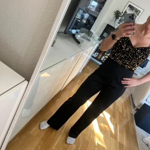 Svart byxdress från SHEIN - Säljer en svart byxdress från SHEIN i storlek XS. 