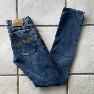 Nudie Jeans - Nudie jeans i bra sick, shysst färg. Storleks lappen är tyvärr avklippt på jeansen men bara skriv till mig så ger jag dig måtten snabbt! Hör av dig vid frågor och funderingar! Pris kan diskuteras vid snabb affär.