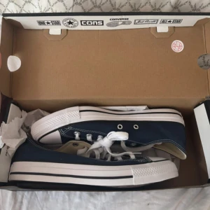 Helt nya converse stl 40 - Helt nya converse i stl 40. Aldrig använda aldrig testade. Ligger i lådan fortfarande. 500kr plus frakt
