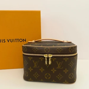 MINI BAG - Intressekoll på Nice Mini Toiletry bag i monogram läder design. Tyvärr finns ej tillbehören kvar, medföljer ej. Köpebevis endast på bilder. Nypris från butiken 11 200kr.   Finns för upphämtning i Järfälla området, annars kan den även postas ( spårbar frakt ). Går att köpa till band så man kan bära den som en axelväska. Måtten är 20x14x12cm. Öppen för byten mot andra väskor även. 