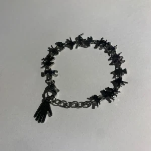 Silverfärgat armband med handberlock - Unikt armband i silverfärg med länkar och en cool handformad berlock. Perfekt accessoar för dig som gillar detaljer och vill sticka ut lite extra. Armbandet är ganska litet. Kommer tyvärr inte ihpg vart jag köpte det.