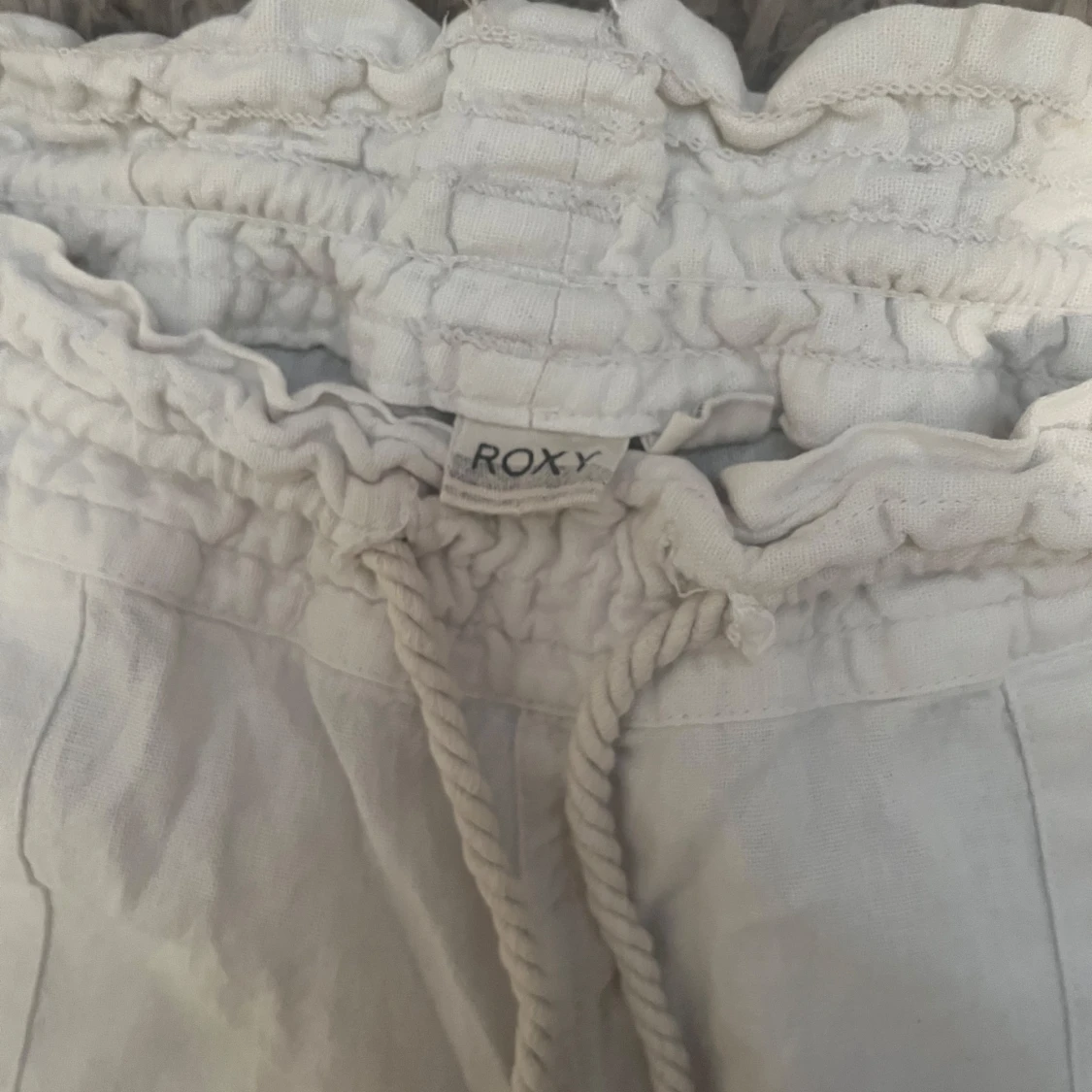 Vita linnebyxor med dragsko från Roxy - 2