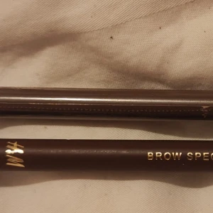 Brow Specialist ögonbrynspenna brun - Säljer 2 stycken nya bruna ögonbrynspennor från Hm. Brow Specialist. Pennan har en klassisk trädesign och är perfekt för att fylla i och forma brynen med precision. Nypris 49.90 säljer båda för 60 kr. 