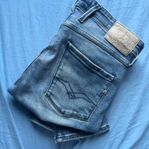 Blå Replay Anbass jeans - Riktigt feta replay jeans finns nu inne som har modellen ”anbass” en av dem mest eftertraktade! Storleken är 31W och 30L priset är förhandlingsbart och tveka inte för att höra av!🙌🤩💯 inga defekter mer än att de är sytt lite ovanför fickan men de e endast nåra stygn syns inte. 