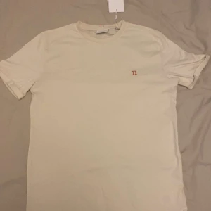 LES DEUX T SHIRT  - Tja !!! Säljer en riktigt fin LES DEUX t shirt (ÄKTA) helt oanvänd. Prislappen sitter fortfarande kvar. Riktigt skön t shirt till varma sommardagar. Pris kan diskuteras 