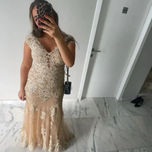 Balklänning  - As snygg bal/fest klänning som är köpt på dressroom för några tusen men är lite omsydd då den var lite för tajt. Det är en väldigt unik klänning då jag inte tror den finns att köpa på något annat ställe! Skriv för mer bilder & frågor! 🤍🤍🤍Pris kan diskuteras!!