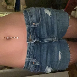 Blå jeansshorts med slitningar - Säljer ett par blå jeansshorts från Gina, har klippt hålen själv, kan alltid sänka pris bara skriv till mig då🫶🏻🫶🏻