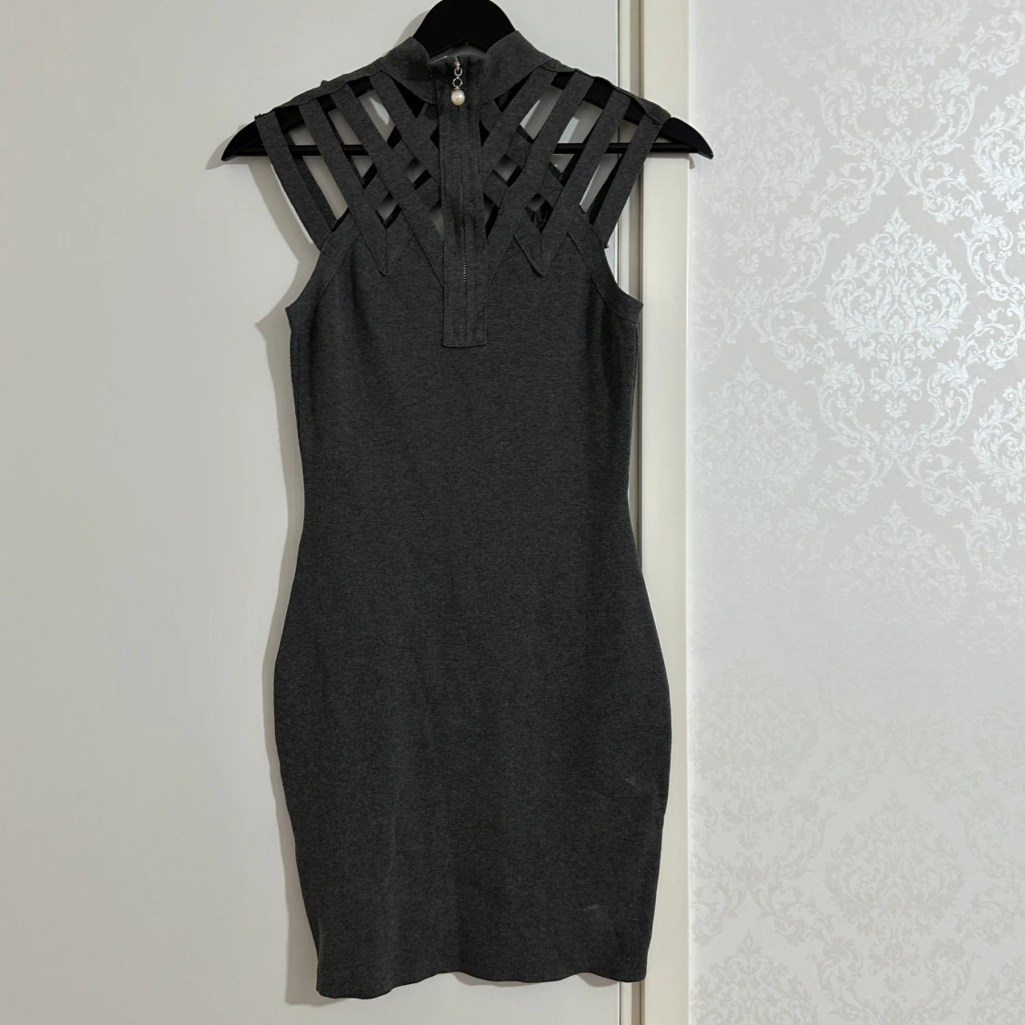 Grå tight klänning med unikt axelparti - 2