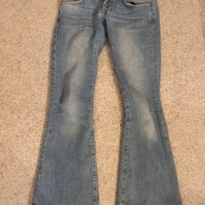 crocker jeans - säljer dessa sjukt snygga low waist bootcut jeans som nästan inte går att hitta någon stans! De är tvärt för små för mig och därav säljer jag dem 🩷
