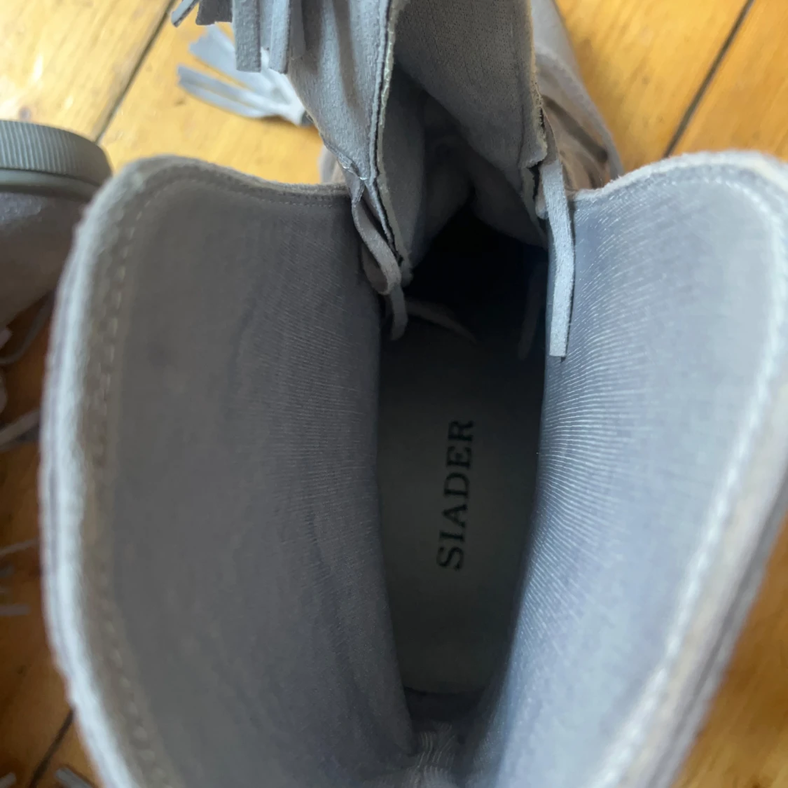 Grå mockaboots med fransar från Siader - 2