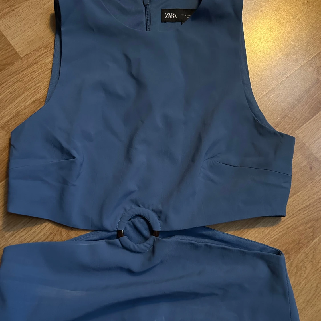 Blå croppad topp med ringdetalj från Zara - 2