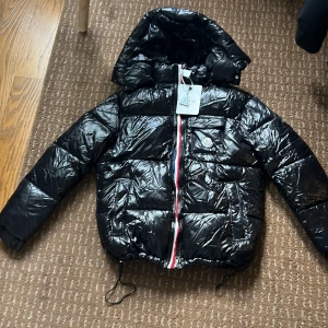 Moncler Montbelliard - Säljer på grund av att den ej passar längre.