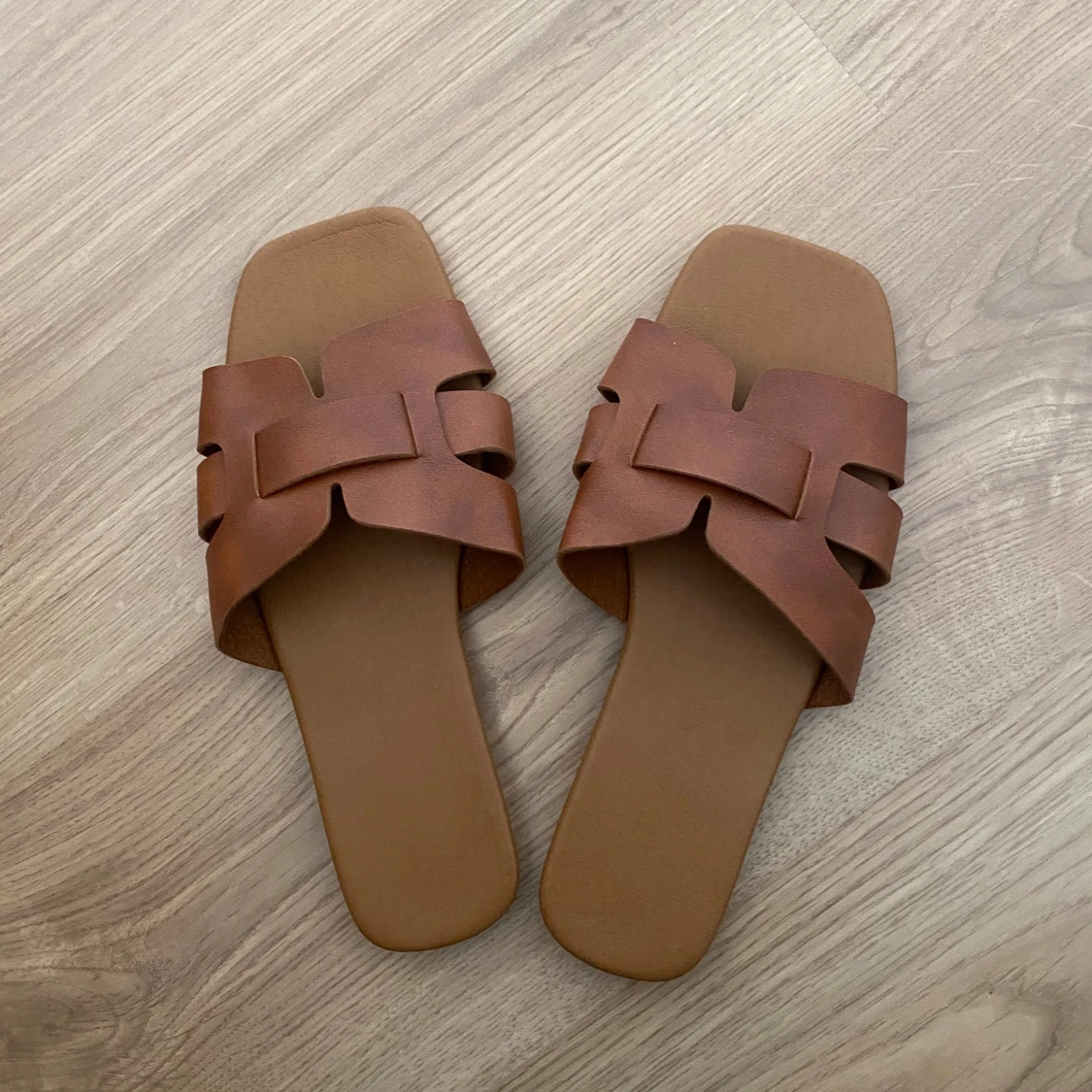 Bruna sandaler med flätad rem