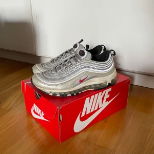 Nike Air Max 97 Silver Bullet - Använda men rätt bra skick. Storlek 38,5