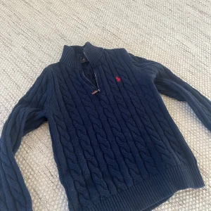 Half zip Ralph Lauren - En riktigt snygg Ralph Lauren halv zip storlek m, är 185 och sitter riktigt fint, kostar runt 3 tusen ny! Priset sitter inte i sten
