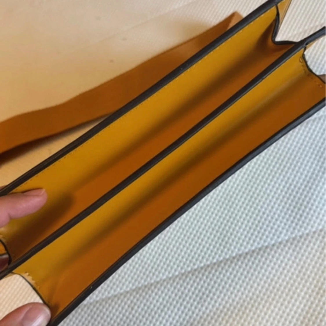 Gul och beige axelväska från Tory Burch  - 3