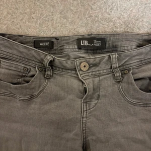 Grå bootcut jeans från LTB Valerie - Gråa jeans från LTB, modell Valerie, med bootcut passform och låg midja!