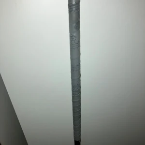 Innebandyklubba från Oxdog med orange blad - Säljer en innebandyklubba från Oxdog med svart skaft och orange detaljer. Klubban har ett orange plastblad med mönstrad design och grått grepp. Perfekt för dig som gillar innebandy och vill ha en snygg klubba. Kh linda och avox blad klubba zero 27 det är en right klubba