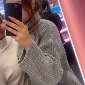 Grå stickad polotröja - Säljer en grå stickad polotröja med oversized passform. Tröjan har långa ärmar och hög polokrage, perfekt för kyligare dagar. Supermjuk och fin, passar till många outfits.PRIS kan diskuteras:)