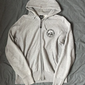 Hysteric Glamour Zip Hoodie - Hysteric Glamour zip hoodie i storlek L som jag köpt direkt från japan. Säljer den för jag aldrig använder den längre. Tveka inte o skriv om ni har några mer funderingar eller frågor!