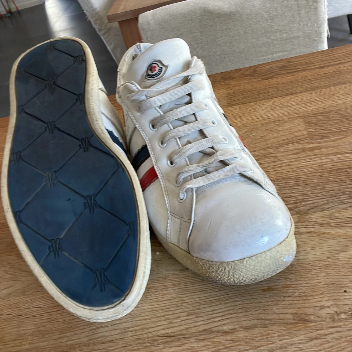 Vita sneakers från Moncler med röd och blå rand - 2